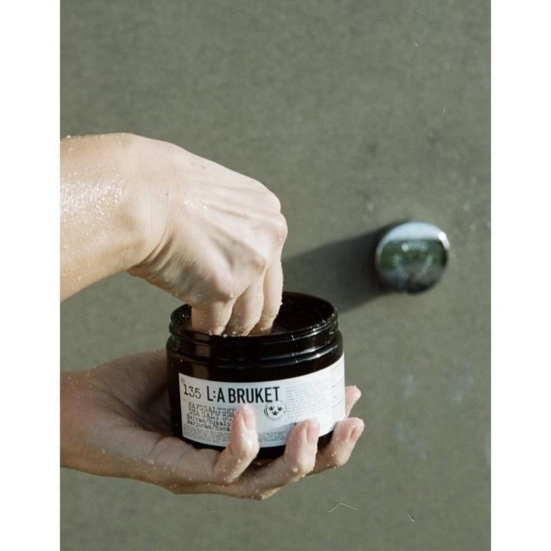 L:A Bruket 135 Sea Salt Body Scrub 420 Gr. - Marjorám/Eucalyptus 4 L:A Bruket 135 Sea Salt Body Scrub 420 Gr. - Marjorám/Eucalyptus - Billede 2