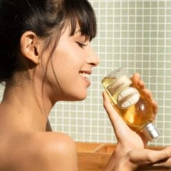 L'Occitane Almond Cleansing & Softening Shower Oil 250 Ml 7 L'Occitane Almond Cleansing & Softening Shower Oil 250 Ml -Clarins Beauty Butik loccitane almond cleansing softening shower oil 250 ml 1642510108