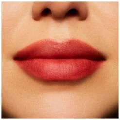 MAC Powder Kiss Liquid Lipcolour 3 Gr. - Devoted To Chili -Clarins Beauty Butik mac powder kiss liquid lipcolour 3 gr devoted to chili 1625561116